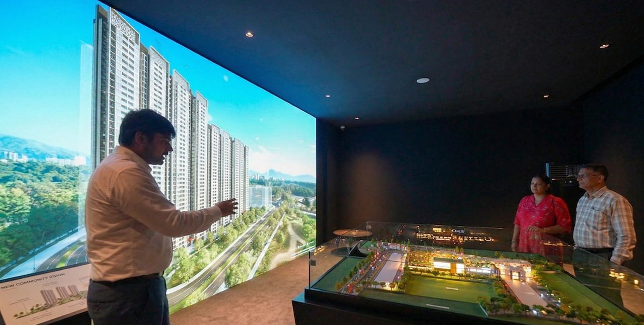 Immersive display With Iot scale model sync with Ipad