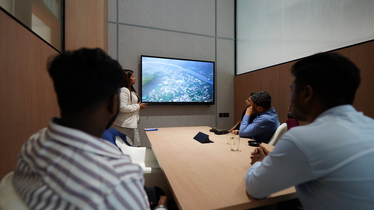 Guided property presentation with interactive vicinity map