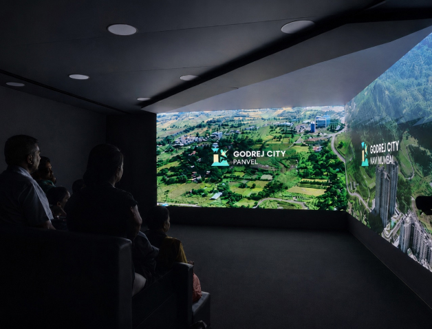 Immersive v-shape anamorphic display