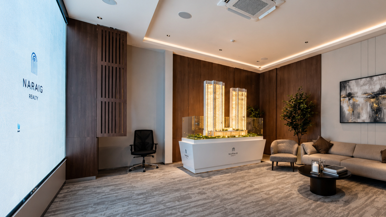Real estate experience centre with illuminated scale model and digital presentation screen