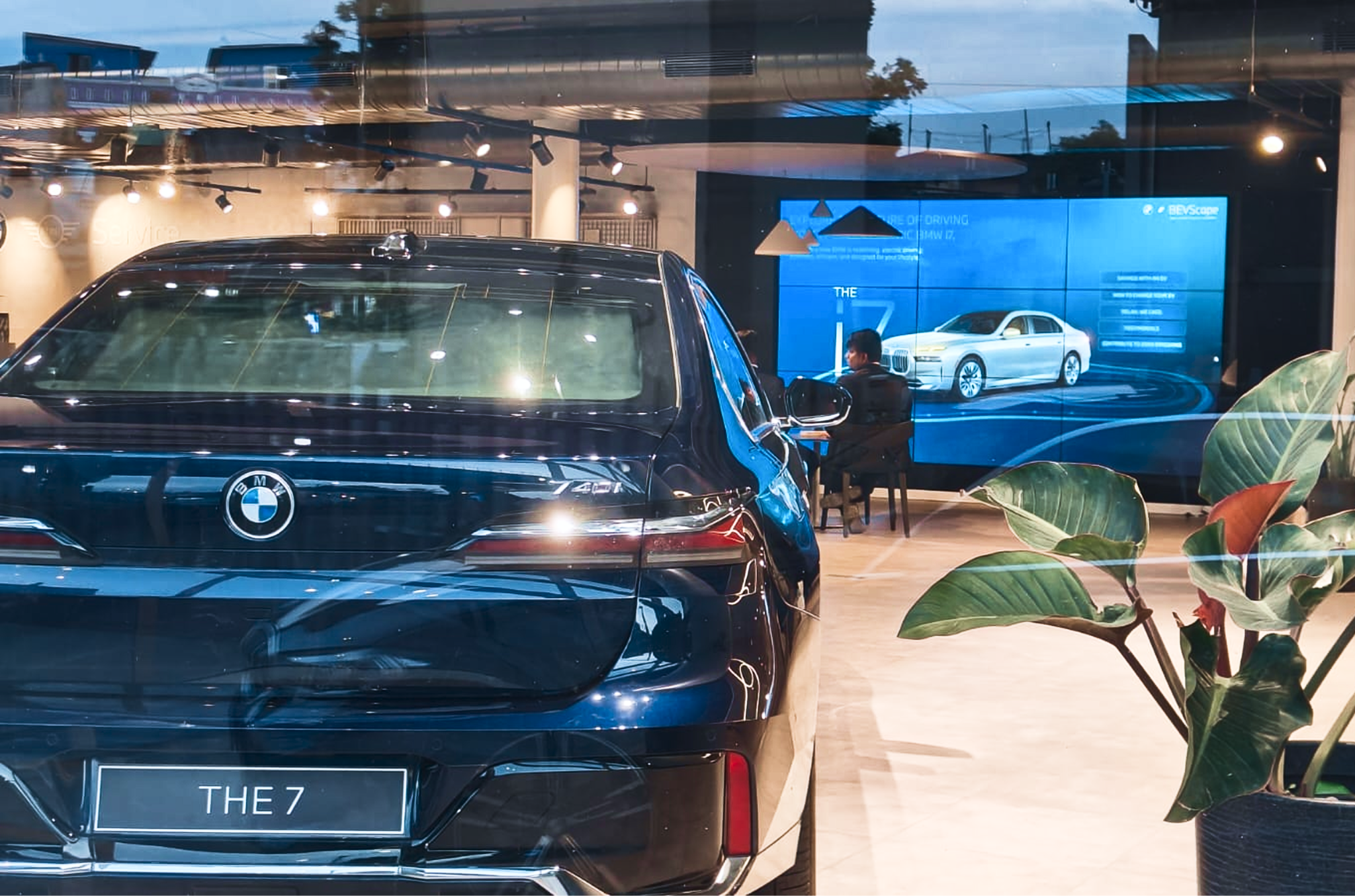 BMW showroom with a BMW 7 Series and a BEVScape interactive digital display